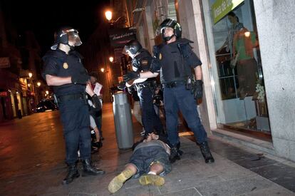 Un total de 18 personas han sido detenidas y puestas a disposición policial durante el desalojo de los "indignados" que permanecían en la Puerta del Sol poco antes de las 5:00 de la madrugada, según han informado a EFE fuentes policiales.