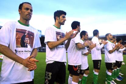 Los jugadores del Racing, con una camiseta de Ballesteros durante el homenaje al golfista.