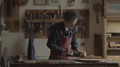 Un luthier a punto de abrir su guitarrería en Lavapiés. ZAVAN FILMS