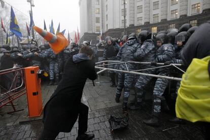 Manifestantes se enfrentan a la policía ucraniana en el exterior de la sede del Gobierno en Kiev, 25 de noviembre de 2013.