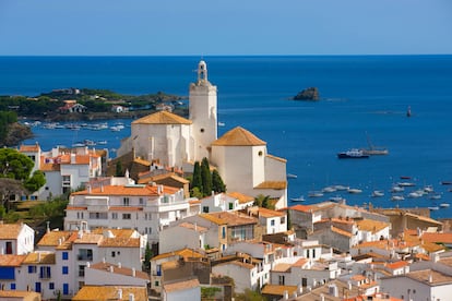 Un pueblo costero: Cadaqués (Girona). En un país con casi 8.000 kilómetros de línea de costa, no resulta fácil seleccionar el pueblo marinero más pintón. Entre los seguidores de la cuenta de Instagram de Lonely Planet España hay unanimidad en señalar a Cadaqués (Girona) como uno de los más fotogénicos de la Península. En la encuesta también quedaron finalistas los municipios asturianos de Cudillero y Lastres. Cadaqués es conocido como el pueblo blanco de Salvador Dalí porque sirvió de inspiración al pintor, que pasaba allí los veranos con su familia. La localidad ha conservado su ambiente pesquero, a pesar de los muchos visitantes que llenan sus calles en verano. Está en la costa del Alto Ampurdán, en una bahía en medio del Cabo de Creus, donde los Pirineos chocan con la Costa Brava, y presume de un precioso casco histórico de casas blancas con elementos azules que por un momento nos hacen recordar los pueblos griegos, tan mediterráneos como la propia Cadaqués. No le falta un castillo, el de San Jaime, un museo, una iglesia en el centro del pueblo, donde se celebra su Festival Internacional de Música, y el cercano parque natural del Cabo de Creus. Una maravilla. Para conocer más el universo de Dalí, tendremos que ir al vecino pueblecito de Portlligat, perteneciente al municipio de Cadaqués. 