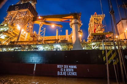 Mensaje de protesta sobre un barco de minería marina en Róterdam, el 8 de febrero de 2022.