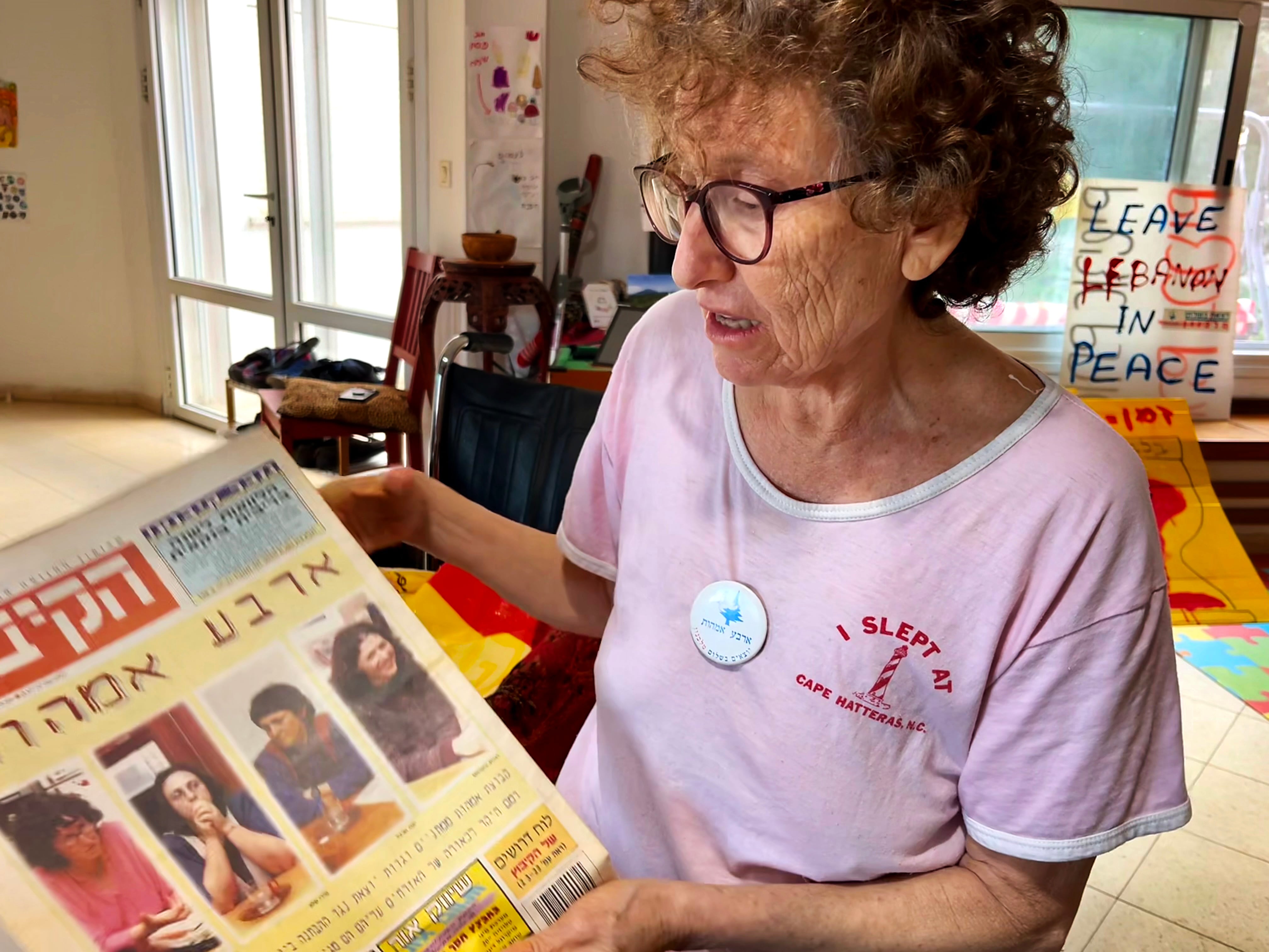 Rachel Ben Dor, en su casa en Rosh Pina con el periódico que titula 