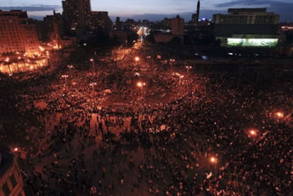 Miles de personas protestan contra el Gobierno de Hosni Mubarak en la plaza de La Libertad, en El Cairo.