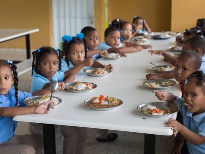 Niños reciben el almuerzo en una escuela de Monte Plata (República Dominicana).