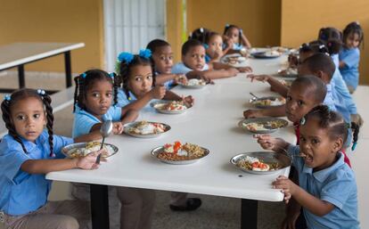 Niños reciben el almuerzo en una escuela de Monte Plata (República Dominicana).