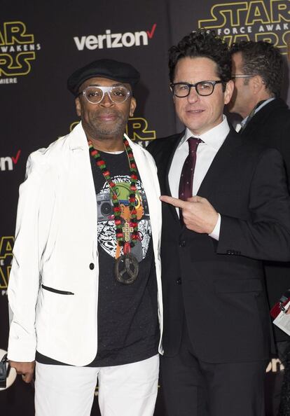 El director Spike Lee tampoco se quiso perder el estreno. En la imagen, junto JJ Abrams, director del nuevo episodio de Star Wars, que llega a los cines el próximo 18 de diciembre.