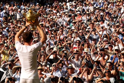 Murray alza el trofeo de Wimbledon en 2013 tras ganar a Djokovic.