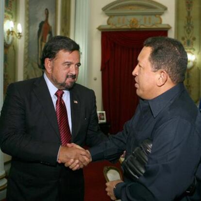 Bill Richardson saluda a Hugo Chávez en el Palacio de Miraflores en Caracas