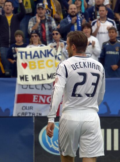Beckham, durante el último partido, con una pancarta dedicada a él en segundo término.