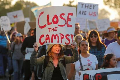 Las concentraciones, celebradas esta pasada noche en puntos clave de la frontera con México, Washington, Florida, Texas o Nueva York, preceden a las redadas anunciadas por Trump para deportar a cerca de 2.000 indocumentados, previstas para este domingo. En la imagen, protesta en el exterior de un centro de detención para migrantes en San Diego.