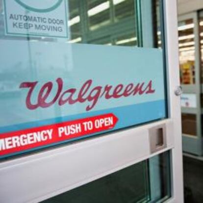 Un cliente entra en una tienda de Walgreen en Chicago.