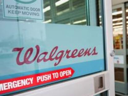 Un cliente entra en una tienda de Walgreen en Chicago.