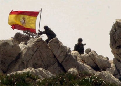 Soldados españoles ponen la bandera de España en la isla Perejil, el 17 de julio de 2002, tras desalojar a gendarmes marroquíes.