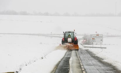 Un tractor neteja la carretera d'accés al llogaret d'Aberasturi, a la zona rural de Vitòria.