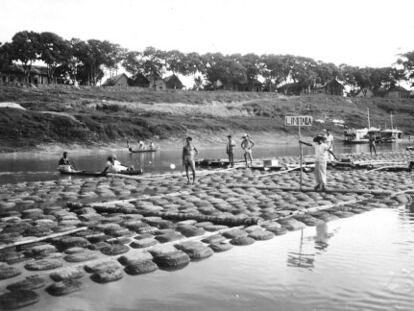 Balsa transportando borracha no Rio Acre.