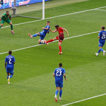 Freuler dispara ante Donnarumma en el gol de Suiza.