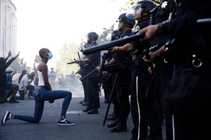 Una joven se postra ante la policía durante una protesta por el asesinato de
George Floyd, en San José (California), el
pasado 29 de mayo.
