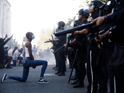 Una joven se postra ante la policía durante una protesta por el asesinato de
George Floyd, en San José (California), el
pasado 29 de mayo.