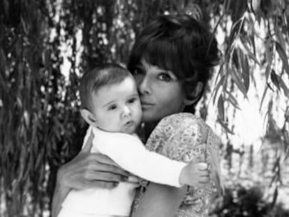 Aurey Hepburn con su hijo Luca, en su casa de 'La Paisible' (Suiza), en 1971.