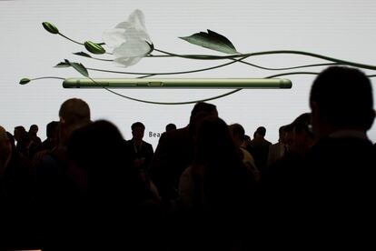 Una multitud de asistentes acude al stand de Samsung durante el Mobile World Congress en Barcelona (España).