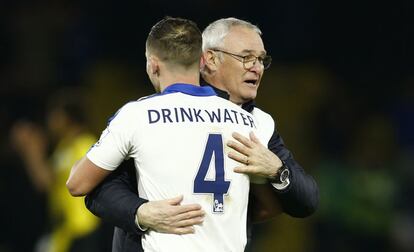 Drinkwater se abraza con Ranieri.