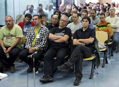 Los procesados de Gestoras, ayer en el banquillo. El jefe nacional Juan María Olano es el tercero por la izquierda en la primera fila.