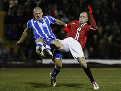 El Abd, del Brighton, y Norton, del FC United, pelean el balón en el partido de la Copa inglesa de anoche.