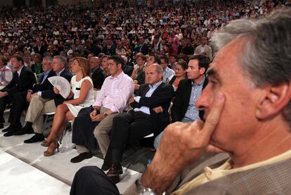 En primera fila, Patxi López, Manuel Chaves y Tomás Gómez atienden a Rubalcaba.