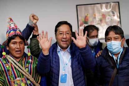 Luis Arce (en el centro), celebra el resultado de los sondeos junto al candidato a la vicepresidencia, David Choquehuanca (a la derecha). / U. MARCELINO (REUTERS)