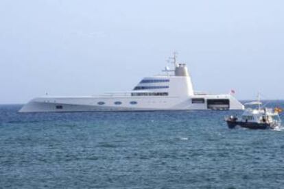 El barco 'A' del millonario Andréi Melnichenko, uno de los más lujosos del mundo, en Marbella.