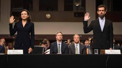 A diretora operacional do Facebook, Sheryl Sandberg, e o executivo-chefe do Twitter, Jack Dorsey, durante seu depoimento ao Congresso dos Estados Unidos