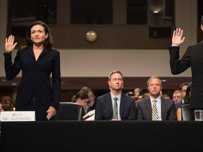 A diretora operacional do Facebook, Sheryl Sandberg, e o executivo-chefe do Twitter, Jack Dorsey, durante seu depoimento ao Congresso dos Estados Unidos