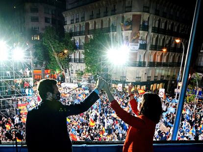 La presidenta de la Comunidad de Madrid, Isabel Díaz Ayuso, y el presidente del Partido Popular, Pablo Casado, celebran los resultados electorales, el martes por la noche en la sede del partido.
