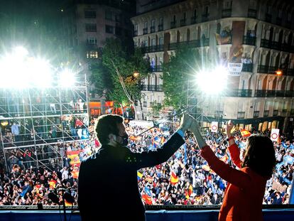 Isabel Díaz Ayuso y Pablo Casado celebran este martes la victoria en las elecciones madrileñas desde la marquesina de la sede del PP. /EFE