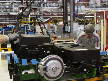 Trabajadores en una fábrica de coches, en Vigo.