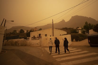 Nube de arena procedente del Sahara en la localidad almeriense de Lucaneida de las Torres, este martes. El alcalde de Almería, Ramón Fernández-Pacheco, ha instado a adoptar medidas de "autoprotección" ante la densa calima que se cierne este martes sobre la ciudad y a "seguir las recomendaciones" de Protección Civil.