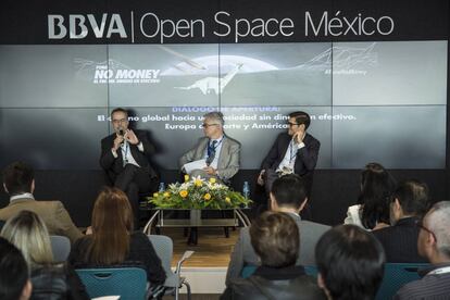Juan Pardinas, director general de IMCO, Javier Moreno, director El PAÍS América y Nicolás Léon, Trade commissioner Ciudad de México de Business Sweden, durante el foro No Money.