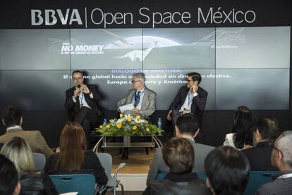 Juan Pardinas, director general de IMCO, Javier Moreno, director El PAÍS América y Nicolás Léon, Trade commissioner Ciudad de México de Business Sweden, durante el foro No Money. 