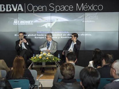 Juan Pardinas, director general de IMCO, Javier Moreno, director El PAÍS América y Nicolás Léon, Trade commissioner Ciudad de México de Business Sweden, durante el foro No Money. 