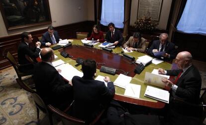 Diputados del PP, PSOE y PNV discuten sobre financiación en el Congreso.