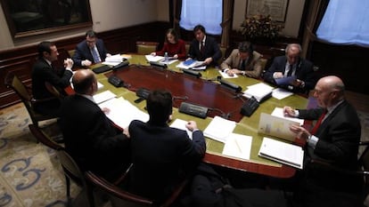 Deputies from the Popular, Socialist and Basque Nationalist parties discuss financing issues in Congress.