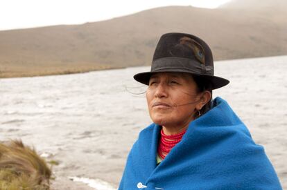 “El agua es sagrada”. A orillas de las lagunas de Ozogoche, María Lluilema cuenta que las comunidades indígenas de la sierra ecuatoriana utilizan el agua para realizar algunos rituales. El agua y las lagunas son una parte importante de la cosmovisión de estos pueblos. 