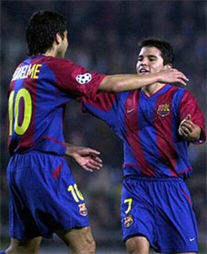 Riquelme felicita a Saviola por su gol ante el Bayer.