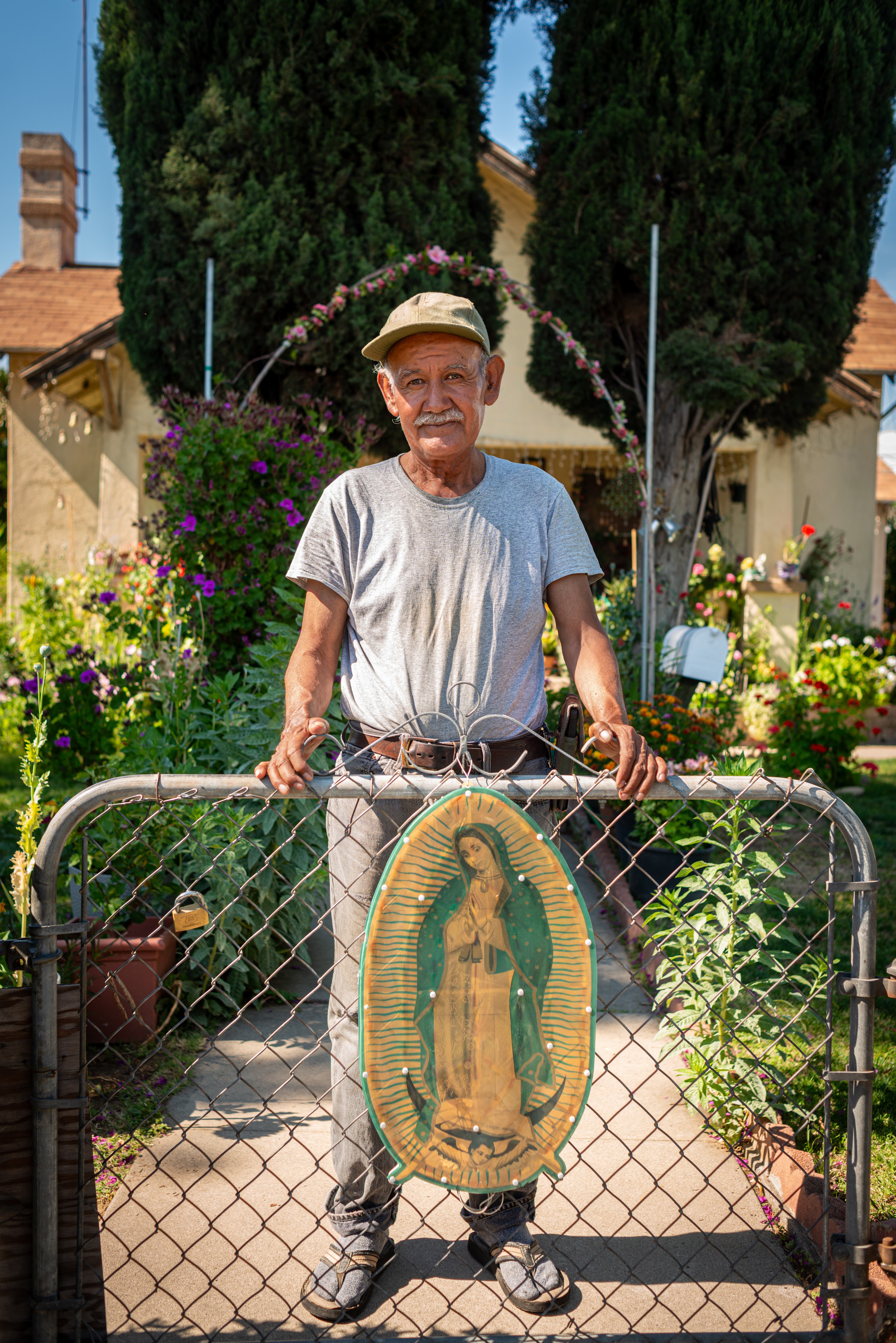 Asunción Ponce Espinosa, en el jardín de su casa en Fresno, California, el 13 de mayo de 2024. 