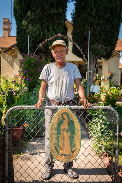 Asunción Ponce Espinosa, en el jardín de su casa en Fresno, California, el 13 de mayo de 2024.