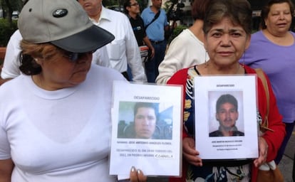 Las madres de José Antonio Ángeles y de José Martín, en la protesta.