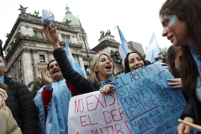 Manifestantes anti aborto durante una protesta a las afueras del Senado, en Buenos Aires.