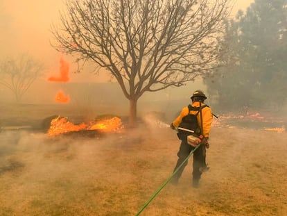 Una foto facilitada por el Departamento de Bomberos de Flower Mound (Texas) muestra a bomberos ayudando a contener un incendio forestal en la región del Panhandle de Texas.