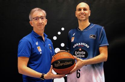 Moncho Fernández y Albert Oliver, en el pabellón Fontes do Sar de Santiago. OBRADOIRO